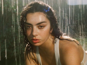 Charli XCX展示了SKIMS系列在手术猜测后的雨天照片